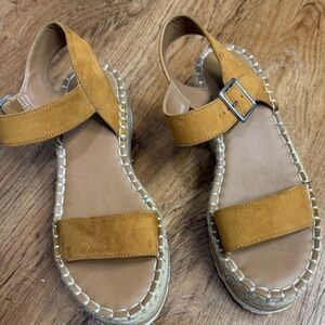 Universal Thread Espadrille Platform Sandals – Size 9 – Tan